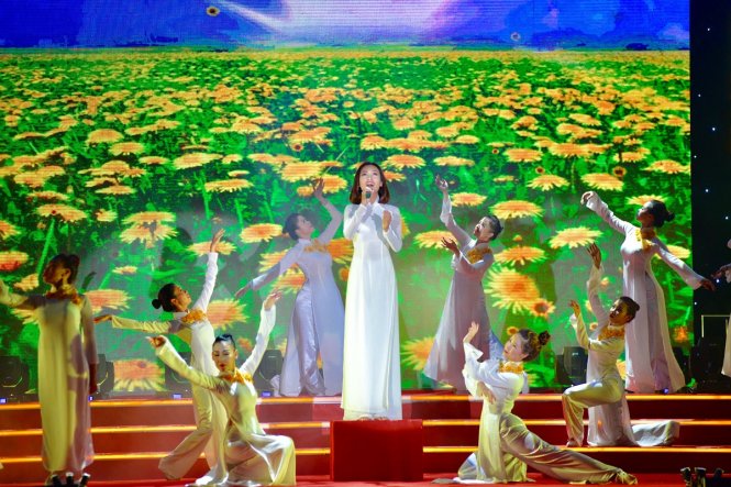 Ca sĩ Phan Lê Ái Phương với ca khúc Tôi thấy hoa vàng trên cỏ xanh - Ảnh: DUYÊN PHAN