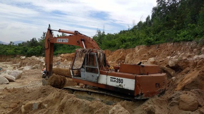 Hiện trường vụ khai thác đất, đá dưới chân núi Nứa- Long Sơn, Vũng Tàu -
 Ảnh: Quỳnh Giang