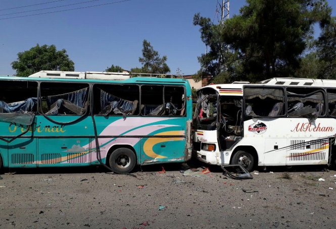 Những chiếc xe buýt bị nát cửa kính do xe bom kích nổ gần đó - Ảnh: Reuters