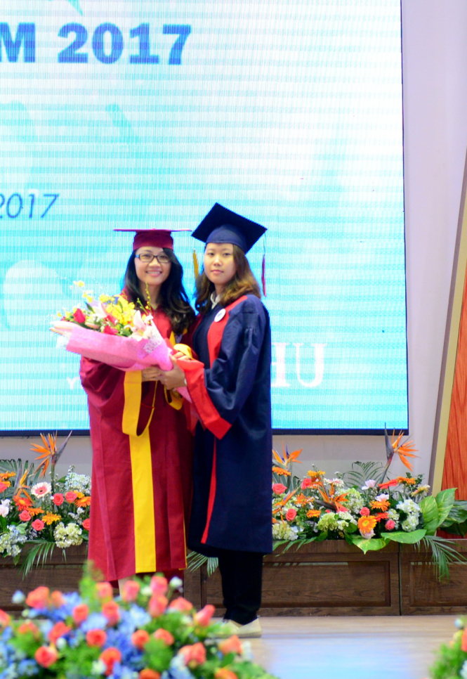 Thiên Trang (phải) trong ngày tốt nghiệp đại học  - Ảnh: UEH
