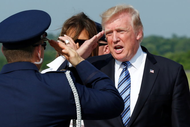 Tổng thống Donald Trump chào binh sĩ bảo vệ khi đến sân bay Morristown ở bang New Jersey để nghỉ cuối tuần - Ảnh: Reuters