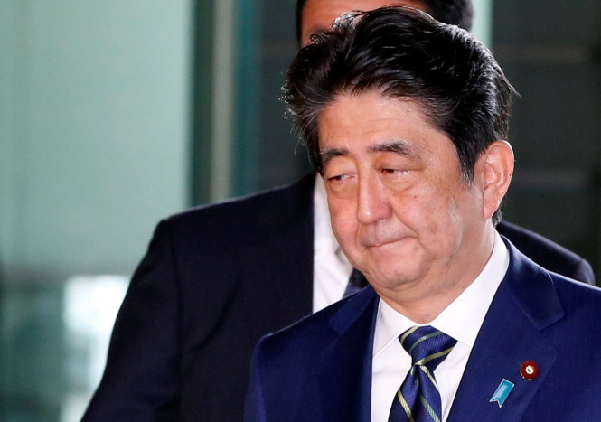 Thủ tướng Shinzo Abe đến văn phòng ở thủ đô Tokyo vào sáng 3-7 - Ảnh: Reuters