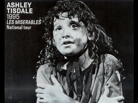 Ashley Tisdale tham gia vở Les Miserables khi còn nhỏ