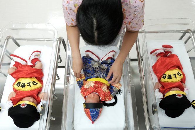 Những đứa trẻ mới chào đời tại một bệnh viện ở Bangkok (Thái Lan) - Ảnh: Reuters