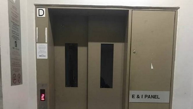 Khu vực thang máy hai cụ bị kẹt - Ảnh: Channelnewsasia/Facebook Raudhah Putri