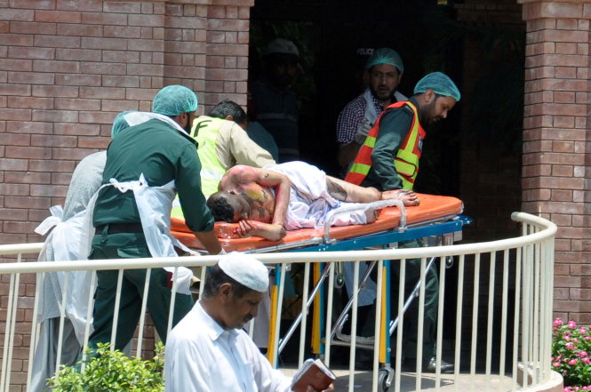 Người bị thương được đưa vào bệnh viện Nishtar hôm 25-6 - Ảnh: Reuters