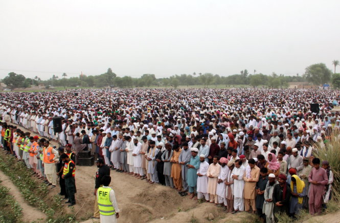 Nhiều người dân địa phương đến cầu nguyện trong buổi an táng cho các nạn nhân tại huyện Bahawalpur hôm 27-6 - Ảnh: Reuters