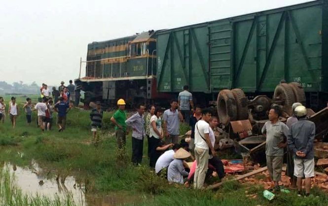 Xe tải chở gạch bị hư hỏng nặng sau vụ va chạm với tàu hỏa- Ảnh: facebook otofun