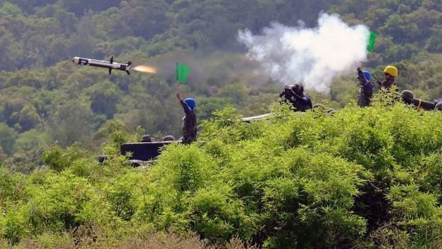 Binh sĩ Đài Loan phóng tên lửa Javelin do Mỹ sản xuất trong cuộc tập trận bắn đạn thật Han Guang hồi tháng 8-2015 - Ảnh: AFP