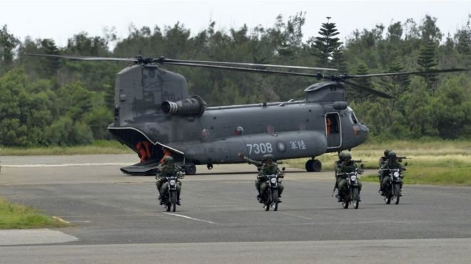 Binh sĩ Đài Loan tham gia diễn tập cùng trực thăng CH-47 do Mỹ sản xuất ở Bành Hồ hồi tháng 5-2017 - Ảnh: AFP