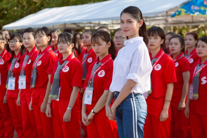 Á hậu 2 Hoa hậu Việt Nam 2016 Thuỳ Dung ra quân cùng các tình nguyện viên trong chiến dịch Hành trình đỏ tại Cà Mau - Ảnh: Kiệt Võ