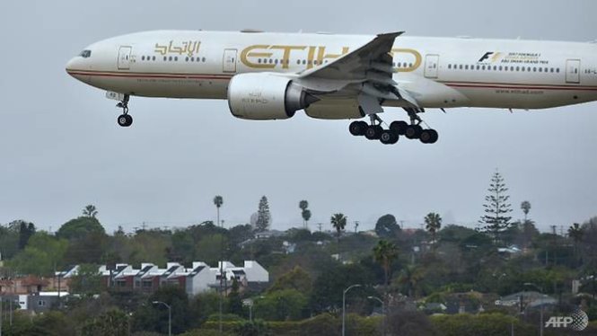 Mỹ quyết định dỡ bỏ lệnh cấm thiết bị điện tử trên các chuyến bay của hãng Etihad từ thủ đô Abu Dhabi - Ảnh: AFP