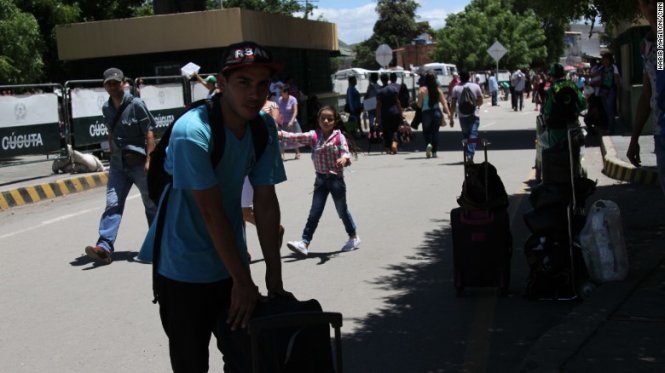 Em Victor Martinez, học sinh trung học, đã phải nghỉ học hơn một tháng nay vì tình trạng biểu tình tại Venezuela - Ảnh: CNN
