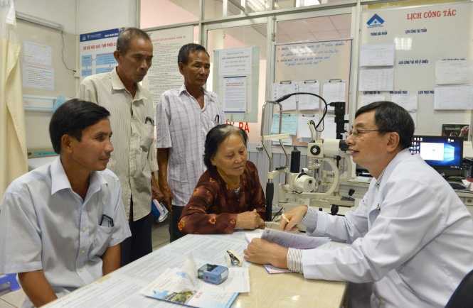 Bốn người bệnh mổ mắt khám lại tại Bệnh viện Mắt TP.HCM - Ảnh: Duyên Phan