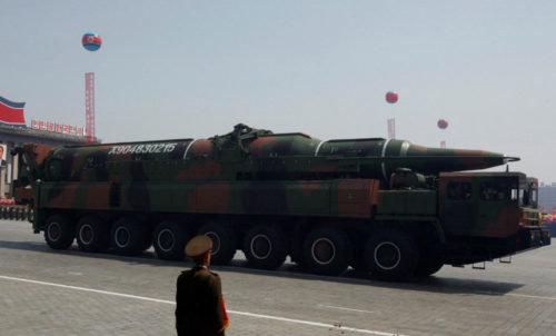 Tên lửa đạn đạo xuyên lục địa KN-08 của Triều Tiên trong một lễ duyệt binh. Hwasong-14 là một biến thể nâng cấp của KN-08 - Ảnh: Reuters