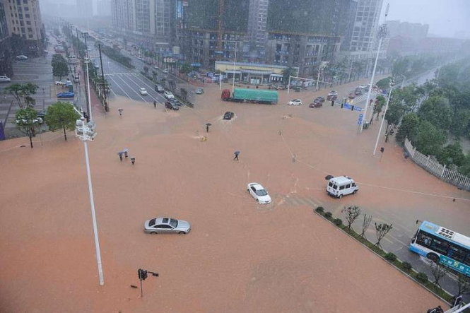 Nước ngập mênh mông tại thành phố Trường Sa, thủ phủ tỉnh Hồ Nam, Trung Quốc - Ảnh: AFP