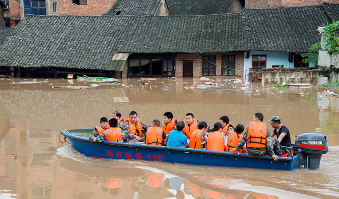Nhân viên cứu hộ đi vào vùng 'rốn lũ' Hồ Nam cứu người dân - Ảnh: REUTERS
