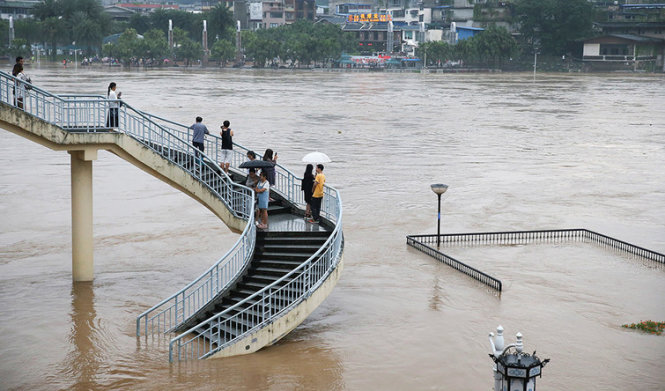 Người dân ra xem mực nước sông Li dâng cao ở Quế Lâm, khu tự trị Choang Quảng Tây - Ảnh: REUTERS