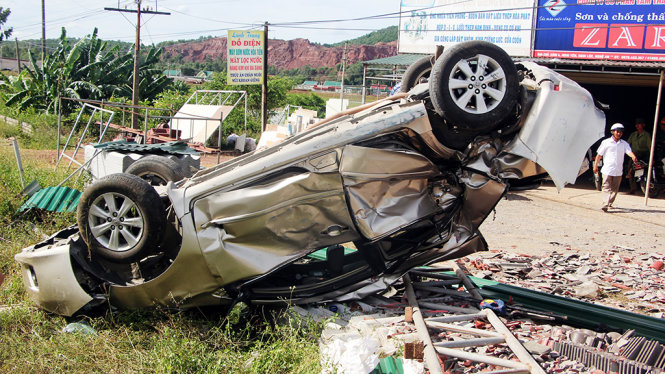 Chiếc ôtô 4 chỗ bẹp dúm sau vụ tai nạn - Ảnh: Doãn Hòa