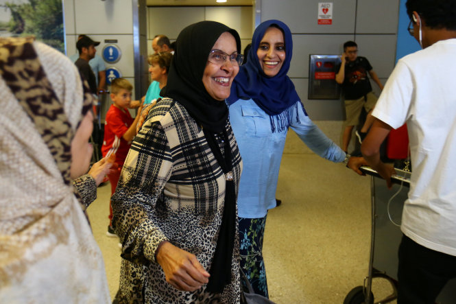 Cô Hanadi Al-Hai (phải), vui mừng đón mẹ cô - một người mang hộ chiếu Yemen, đến Mỹ. Mẹ của Al-Hai nằm trong diện có 