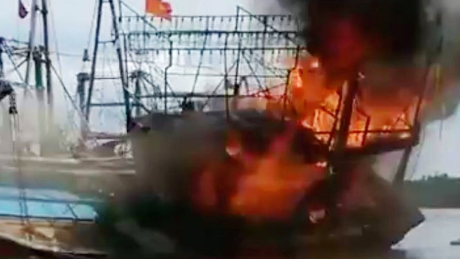 Chiếc tàu cá cháy ngùn ngụt tại cảng cá Lạch Quèn, Nghệ An chiều 5-7 - Ảnh: D.HÒA cắt từ video clip