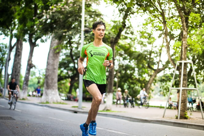 Cao Hà chạy bộ buổi sáng tại bờ hồ Hoàn Kiếm - Ảnh: N.Khánh