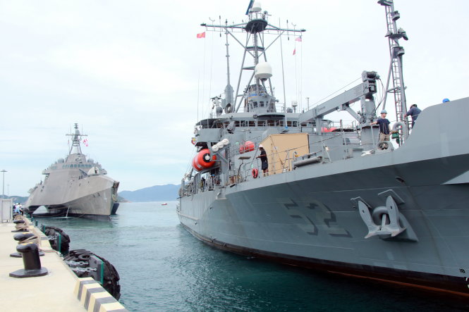 Tàu cứu hộ USNS Salvor (T-ARS-52) và tàu tác chiến gần bờ USS Coronado cập Cảng quốc tế Cam Ranh sáng 5-7 - Ảnh: Trung Tân