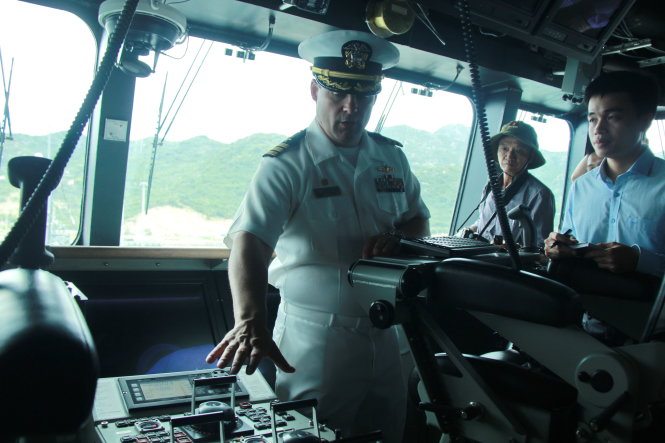Trung tá Douglas K.Meagher giới thiệu về hệ thống lái, điều khiển rađa, vũ khí tại khoang chính của tàu Coronado - Ảnh: Trung Tân