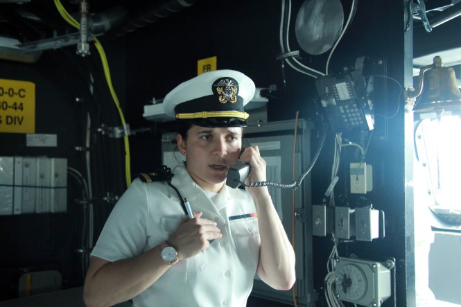 Một sĩ quan trên tàu Coronado liên lạc với các bộ phận trên tàu tại khu chỉ huy trên tàu - Ảnh: Trung Tân
