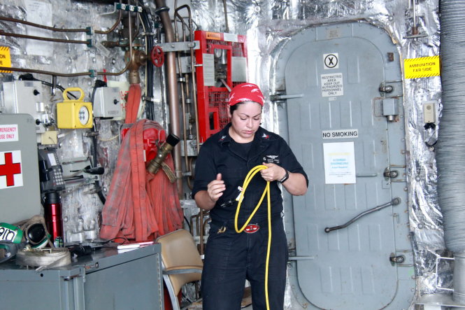 Một nhân viên kỹ thuật làm việc trên tàu USS Coronado - Ảnh: Trung Tân