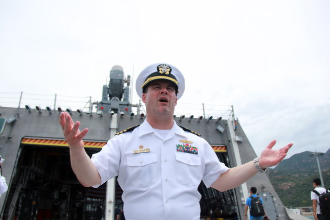 Trung tá Douglas K.Meagher giới thiệu về các trang thiết bị trên USS Coronado - Ảnh: Trung Tân