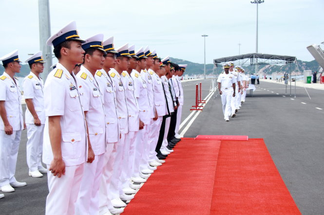 Hải quân hai VN chào đón hải quân Hoa Kỳ - Ảnh: Trung Tân