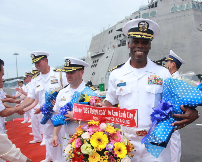 Đại tá Alexis T. Walker -  chỉ huy biên đội tàu khu trục 7 rất vui mừng vì nhận được sự tiếp đón nồng hậu từ phía Hải quân VN và lãnh đạo tỉnh Khánh Hòa - Ảnh: Trung Tân