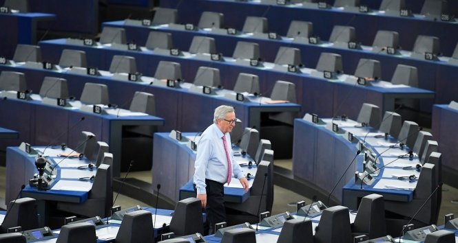 Chủ tịch Ủy ban châu Âu Jean-Claude Juncker trong phòng nghị sự vắng vẻ của Quốc hội châu Âu - Ảnh: AFP