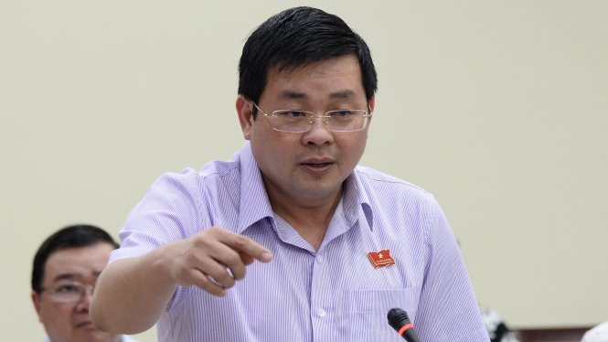 Ông Nguyễn Toàn Thắng, Giám đốc Sở Tài Nguyên Môi trường trả lời chất vấn các đại biểu vè dự án kênh Ba Bò, quận Thủ Đức - Ảnh Tự Trung