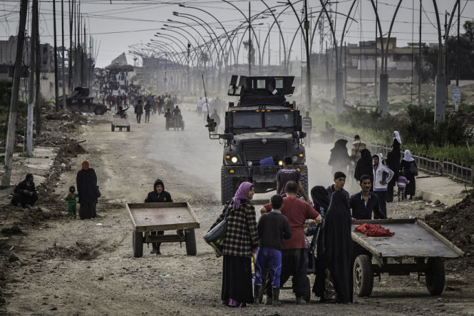Dân thường kéo nhau chạy khỏi Mosul