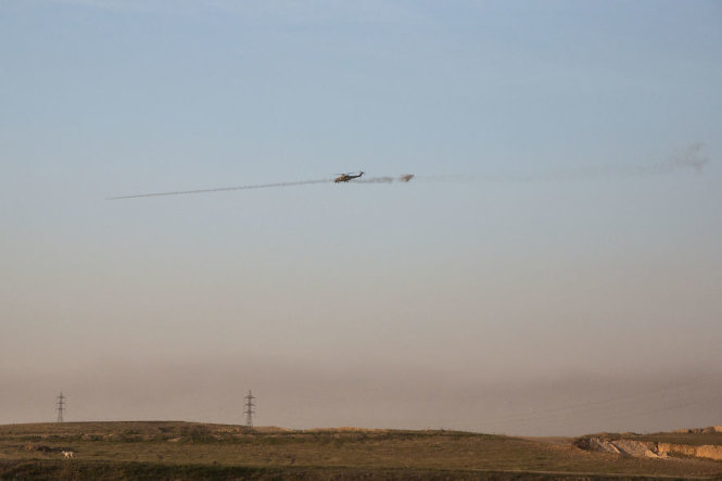 Trực thăng quân đội Iraq giao chiến với IS