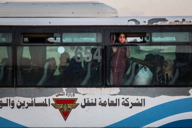 Người tị nạn từ Mosul chờ vượt sông Tigris