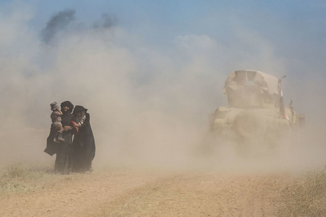 Xe quân sự chở dân thường chạy khỏi Musharrifah