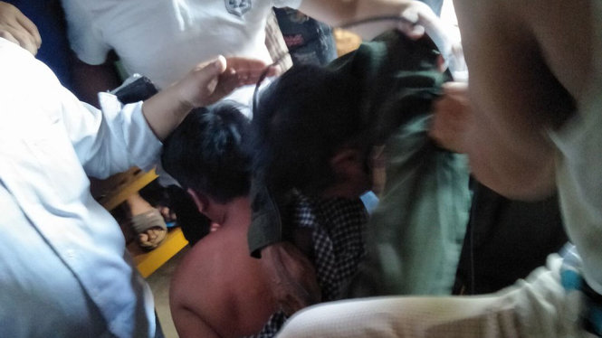 Người dân Quảng Phong lao vào đánh hai thanh niên vì nghi bắt cóc trẻ em - Ảnh cắt từ clip