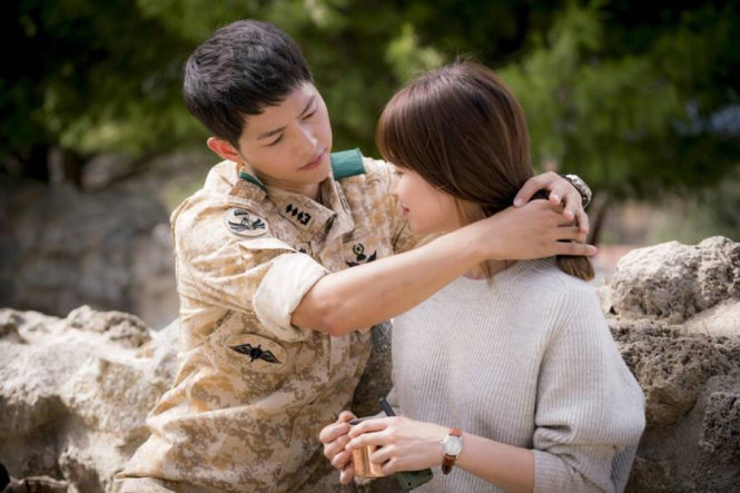 Song Joong Ki và Song Hye Kyo nảy sinh “phim giả tình thật” từ bộ phim Hậu duệ mặt trời - Ảnh: On.cc