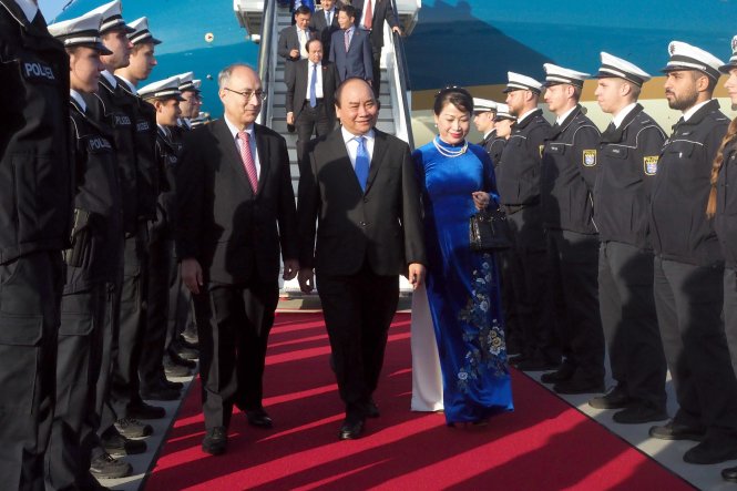 Thủ tướng Nguyễn Xuân Phúc và Phu nhân được đội danh dự nước chủ nhà chào đón khi xuống sân bay quốc tế Frankfurt sáng 5-7 giờ địa phương - Ảnh: Quỳnh Trung