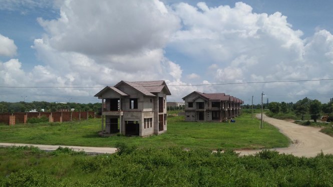 Một phần đất trong khu công nghiệp Bình Minh được tỉnh Vĩnh Long giao cho công ty Hoàng Quân Mekong đầu tư dự án khu nhà ở chuyên gia, khu căn hộ thu nhập thấp. Thế nhưng hàng chục năm qua vẫn còn hoang tàn, cây cối mọc um tùm gây lãng phí quỹ đất - Ảnh: Hạnh Nguyễn
