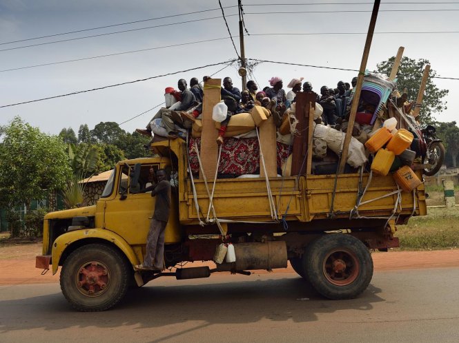 Người dân Cộng hòa Trung Phi thường di chuyển trên những chiếc xe tải quá tải - Ảnh: AFP