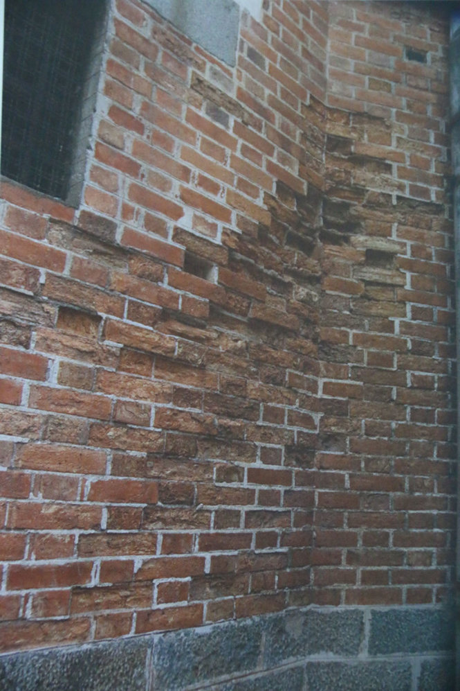 Một số mảng tường gạch bị phong hóa - Ảnh: TL chụp lại
