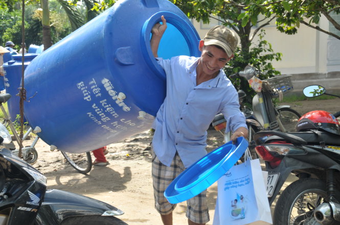 Niềm vui của người dân xã Khánh Thạnh Tây, huyện Mỏ Cày Bắc, tỉnh Bến Tre khi được tặng bồn chứa nước - Ảnh: THANH TÚ