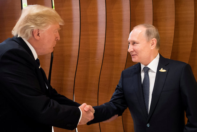 Tổng thống Mỹ Donald Trump bắt tay tổng thống Nga Vladimir Putin ngày 7-7 - Ảnh: Reuters