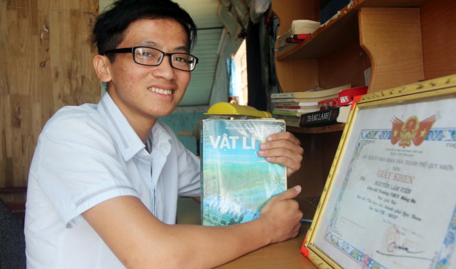 Bạn Nguyễn Lâm Viên - thí sinh xuất sắc đạt điểm 10 môn vật lý - Ảnh: THÁI THỊNH
