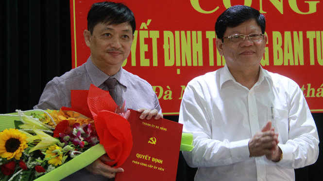 Ông Đặng Việt Dũng (bên trái) nhận quyết định trưởng Ban Tuyên Thành ủy Đà Nẵng - Ảnh: HỮU KHÁ