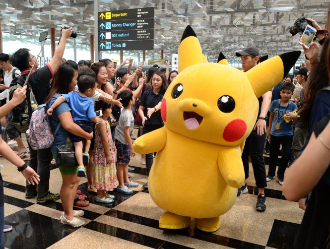 Một sự kiện tại sân bay quốc tế Changi (Singapore) tháng 11-2016 có sự xuất hiện của Pikachu - biểu tượng của trò chơi Pokémon Go - Ảnh: AFP